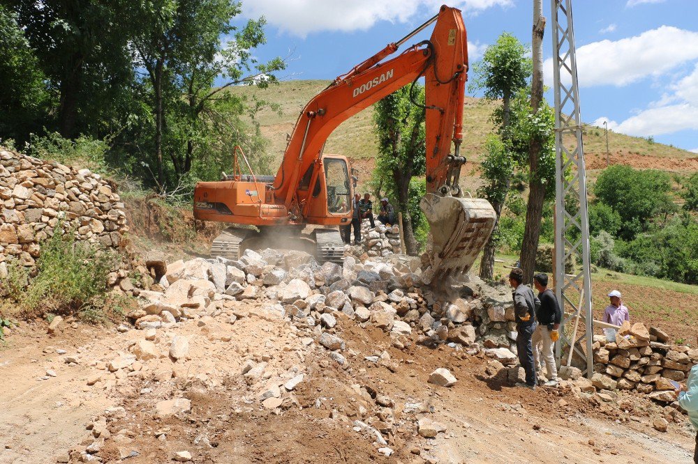 Bitlis Belediyesinden yol genişletme çalışmaları