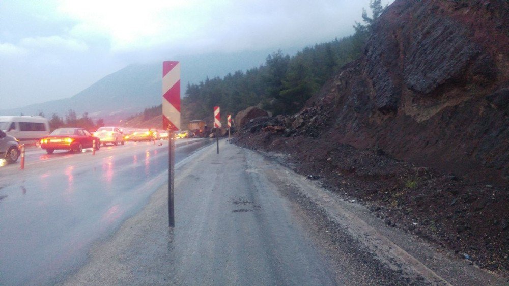 Denizli-Antalya yolunda heyelan yolun bir kısmını kapattı