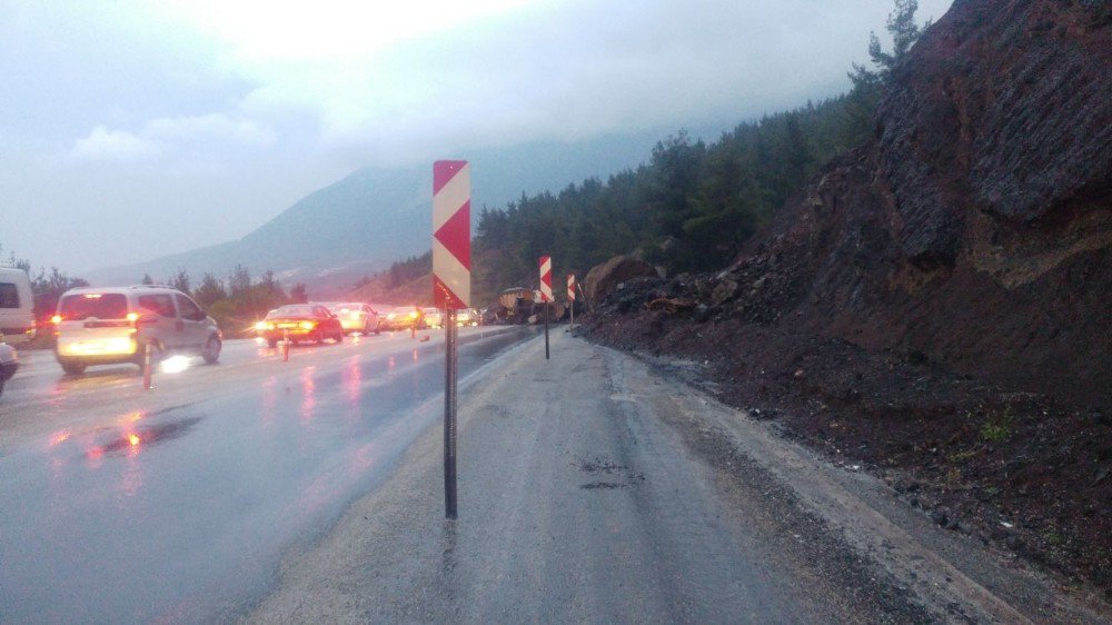 Denizli-Antalya yolunda heyelan yolun bir kısmını kapattı