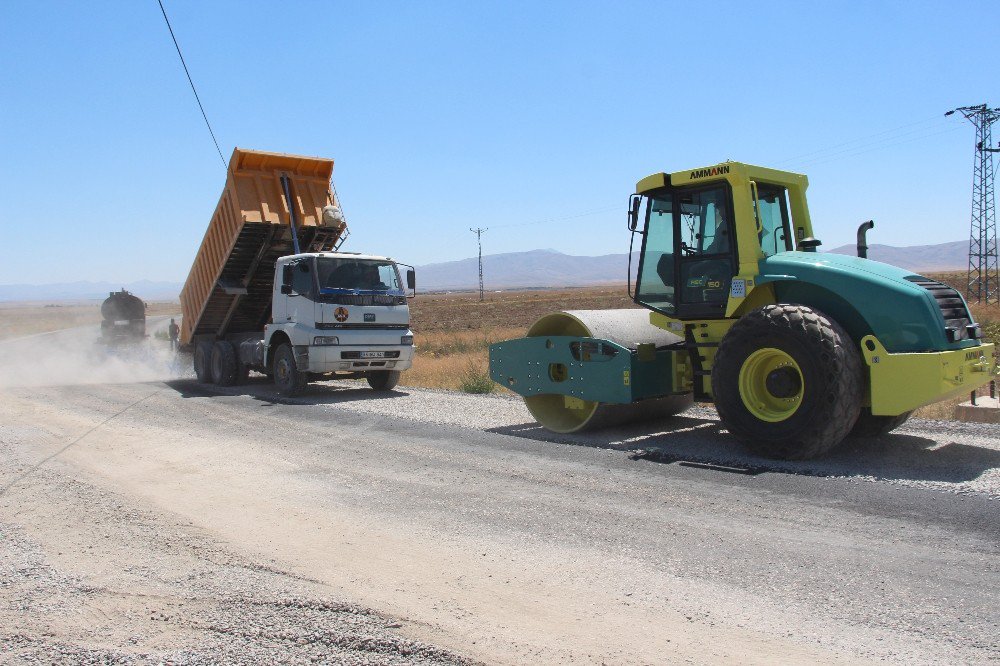 Develi köylerinde yol çalışmaları sürüyor