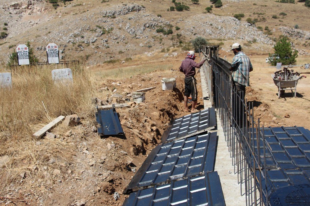 Mezarlık Duvar Yapım Çalışmaları Devam Ediyor