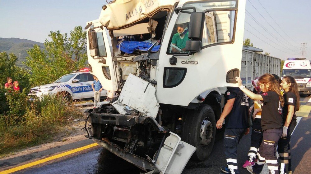 Lastikleri ısınan kamyon duramayınca 3 araca çarptı