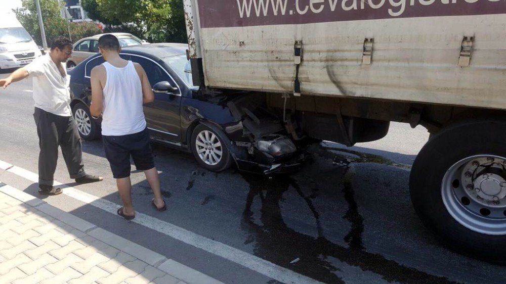 Otomobil kamyonun altına girdi