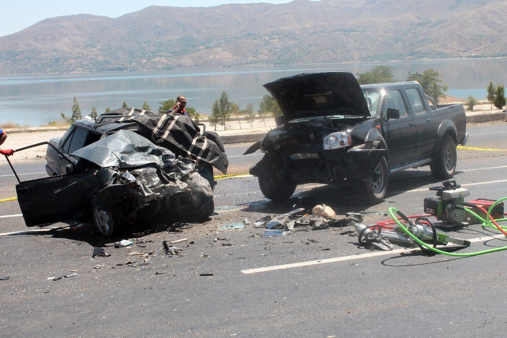 Elazığ’da feci kaza: 1’i bebek 3 ölü