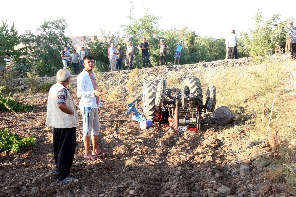 Üzüm bağına yuvarlanan traktör çocuklara çarptı: 2 ölü, 1 yaralı