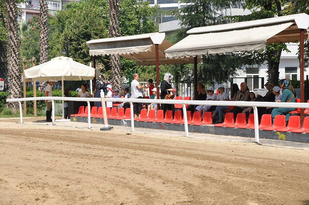 Engelli çocuklar at binerek hem eğleniyor hem de tedavi oluyor