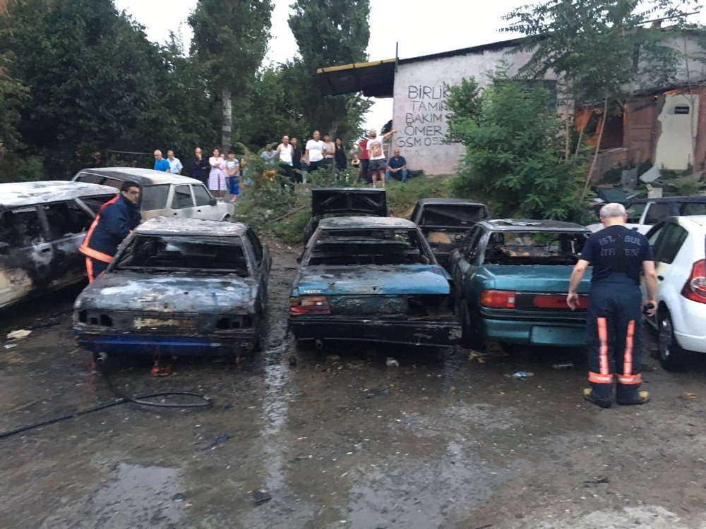 Güngören’de park halinde bulunan 6 otomobil alev alev yandı