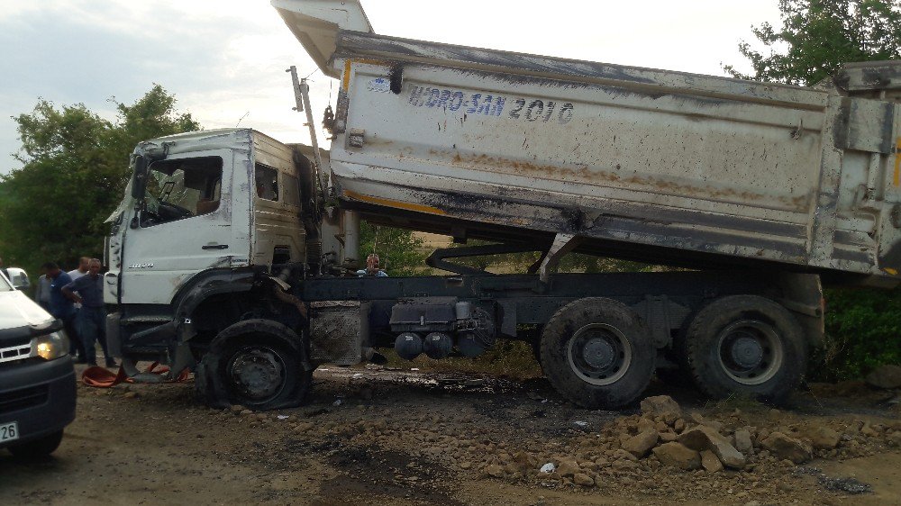 Hanönü ’de kum yüklü kamyon devrildi: 1 yaralı