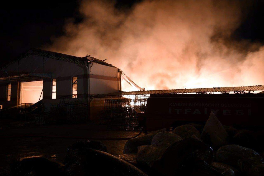 Kayseri’deki fabrika yangınının çıkış nedeni araştırılıyor