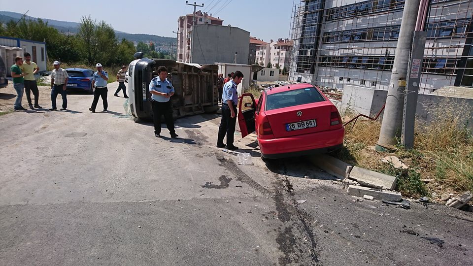 Kamyonet ile otomobil çarpıştı; 4 yaralı