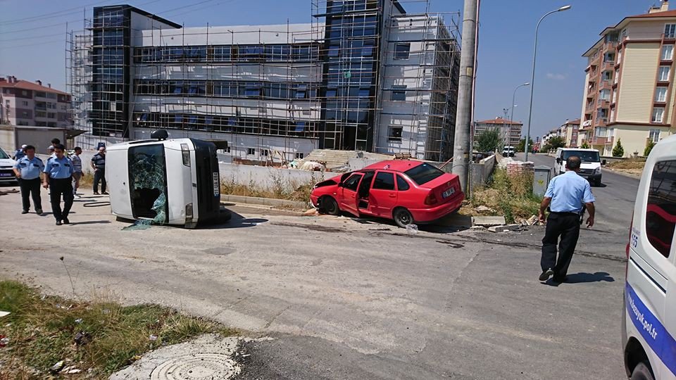 Kamyonet ile otomobil çarpıştı; 4 yaralı