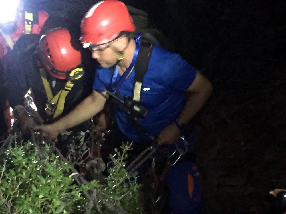 Kayalıklarda mahsur kalan İngiliz turist için nefes kesen kurtarma operasyonu