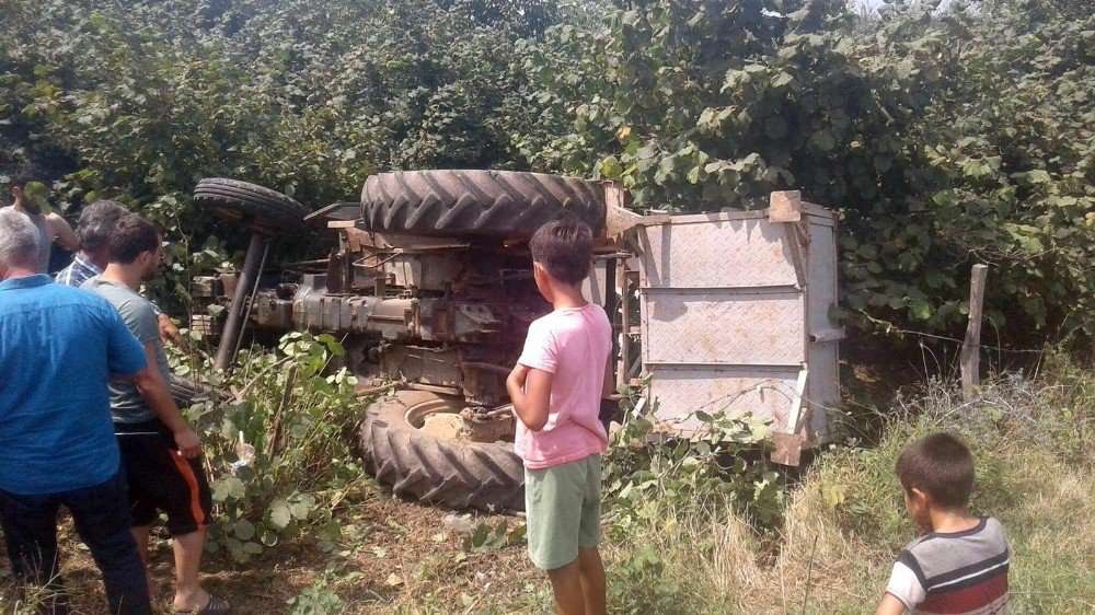 Devrilen traktörün altında kalan sürücü ağır yaralandı