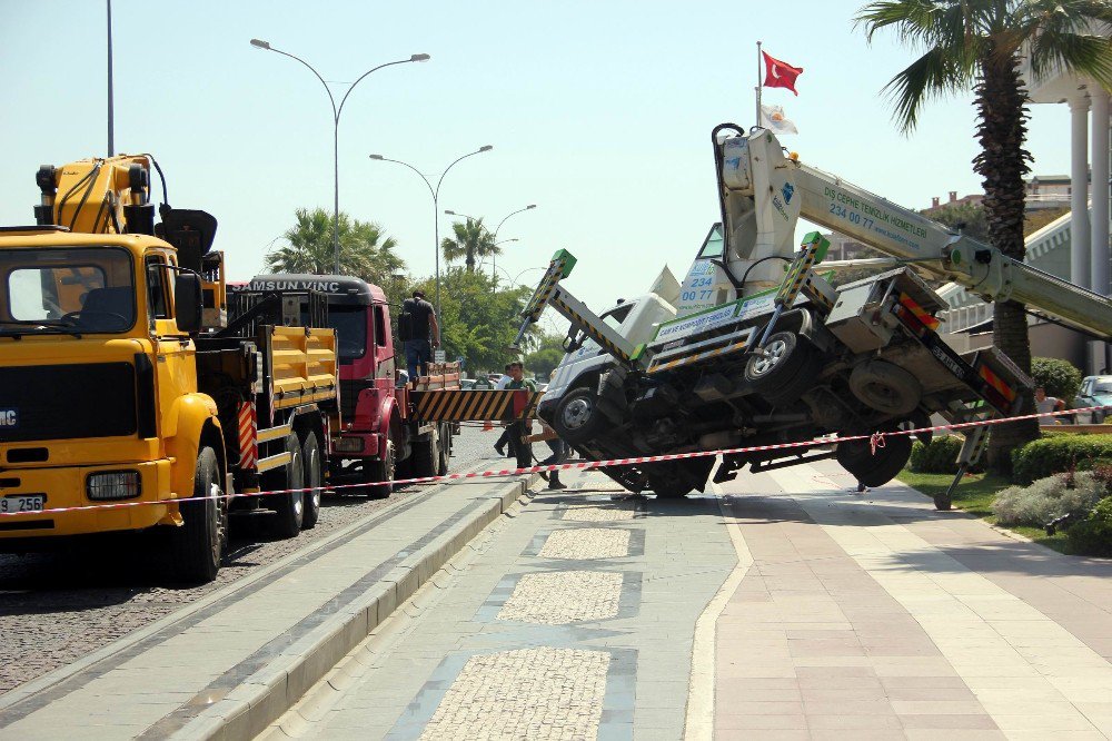 Samsun’da vinç devrildi: 2 yaralı