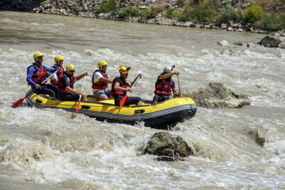 Kelkit Çayı’nda rafting heyecanı