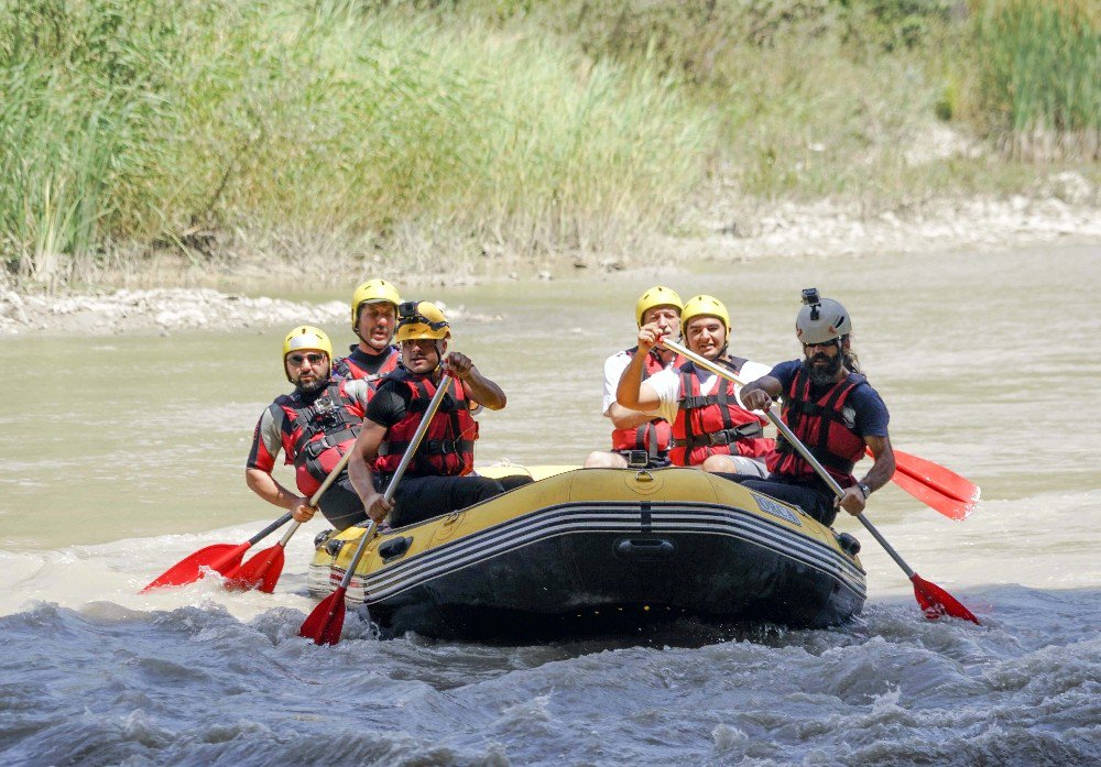 Kelkit Çayı’nda rafting heyecanı