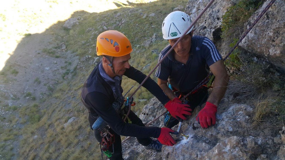 Hakkarili dağcılardan kaya tırmanışı için yeni rota