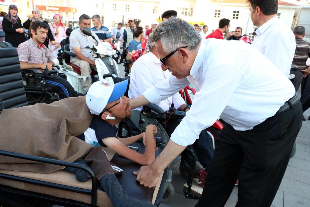 Yozgat’ta engelliler akülü araçlarıyla yarıştı