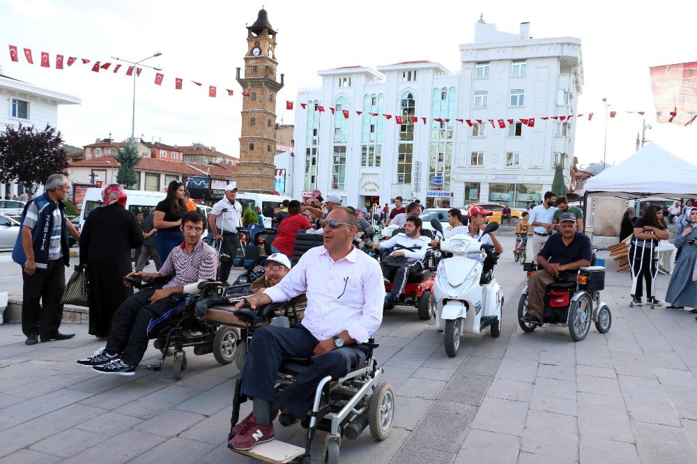 Yozgat’ta engelliler akülü araçlarıyla yarıştı