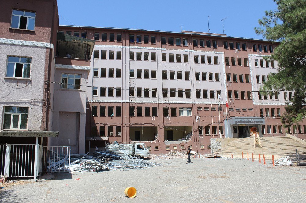 Eski devlet hastanesinin yıkımına başlandı