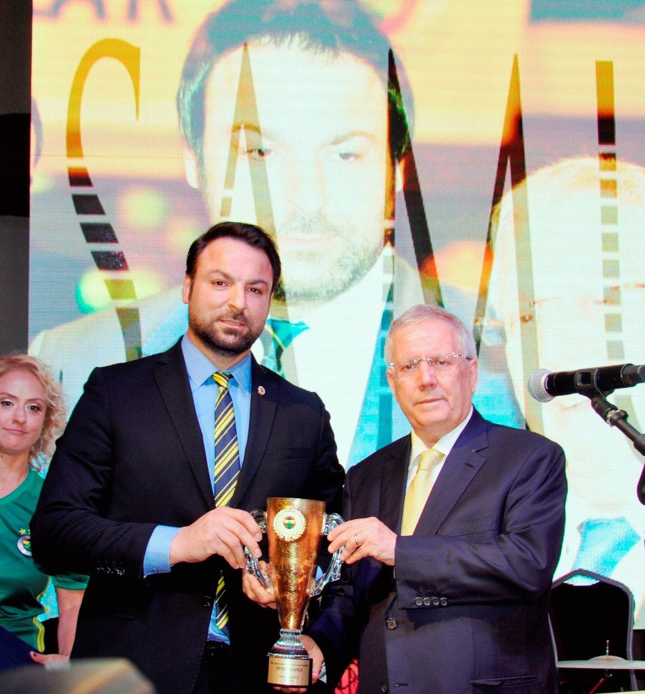 Aziz Yıldırım’dan iş adamı Samut’a ödül