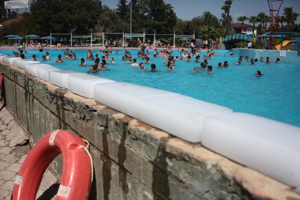 Havuzda buz ve itfaiye hortumuyla serinliyorlar