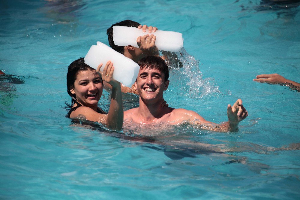 Havuzda buz ve itfaiye hortumuyla serinliyorlar