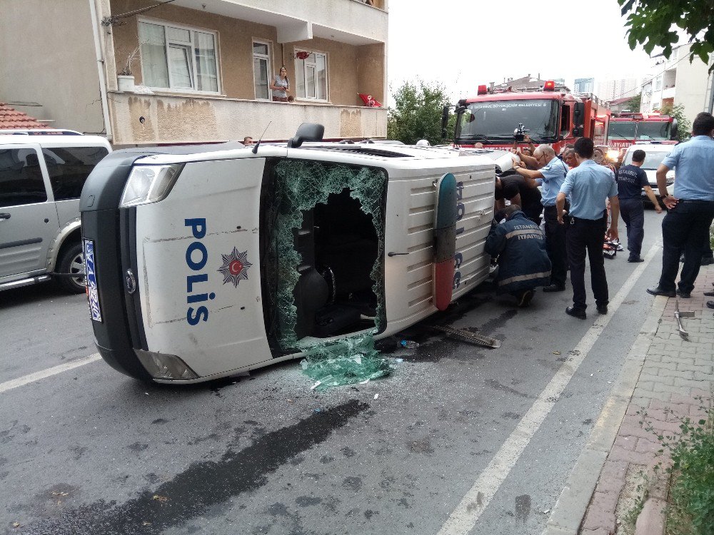 Ataşehir’de polis otosu devrildi, 1 polis yaralandı