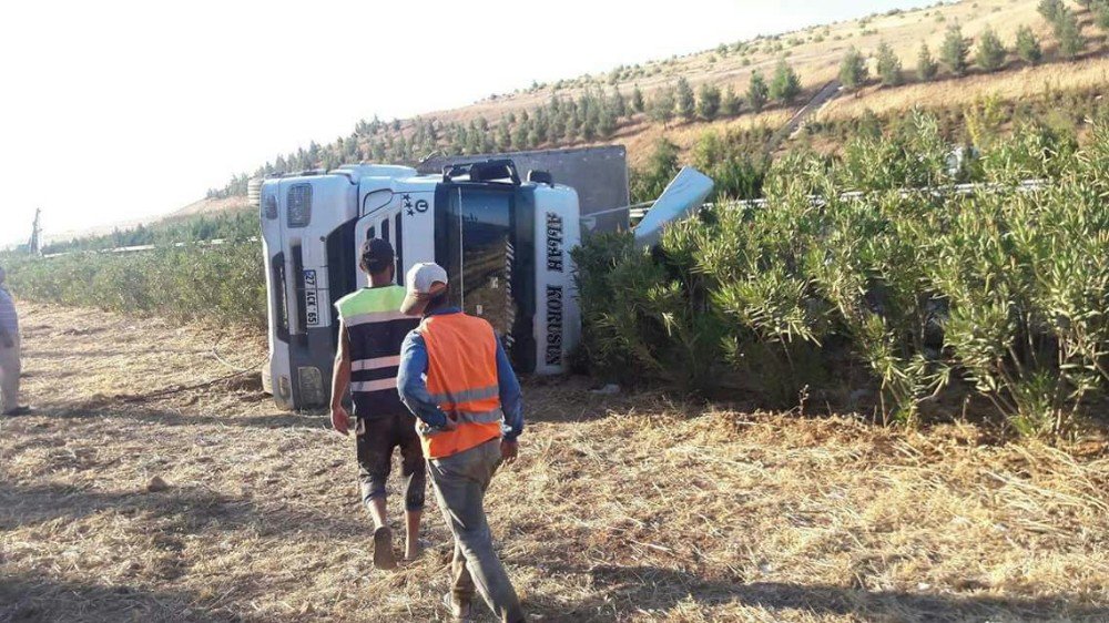 Bariyerlere çarpan kamyon yan yattı