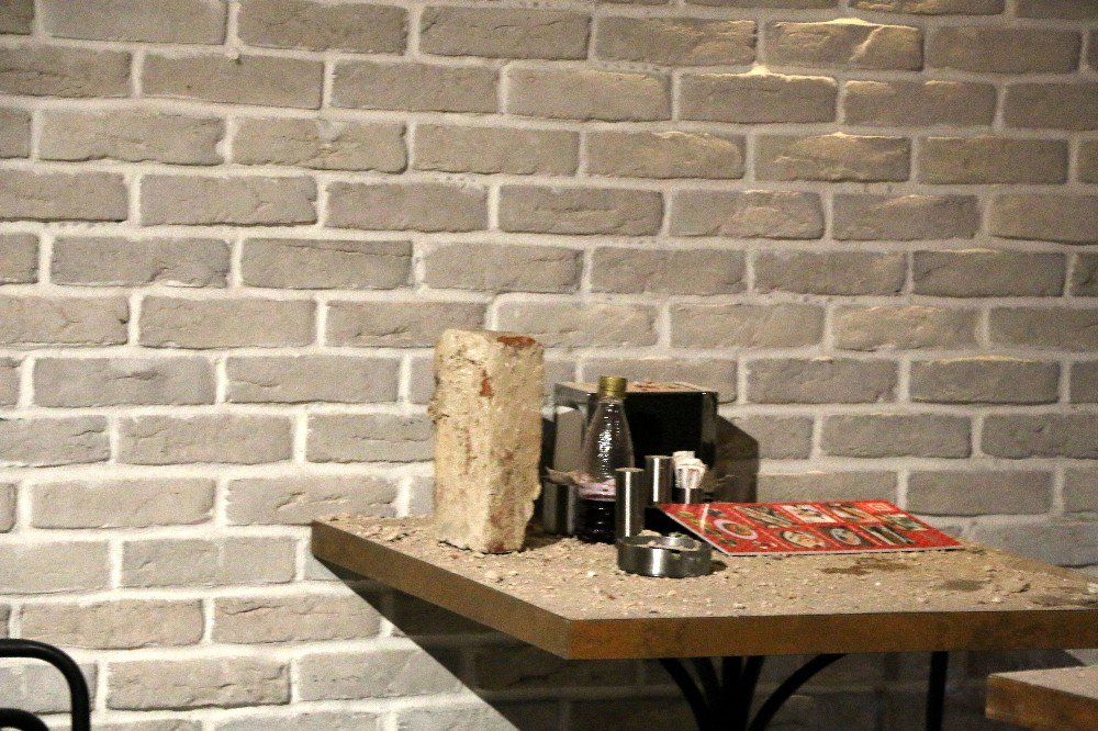 Tarihi binadan kopan parçalar restorandakilerin üzerine düştü: 4 yaralı