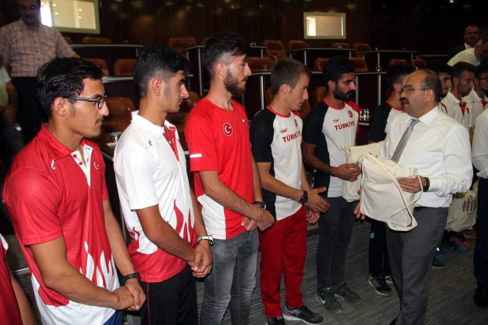 Vali Ustaoğlu’ndan milli sporculara ödül