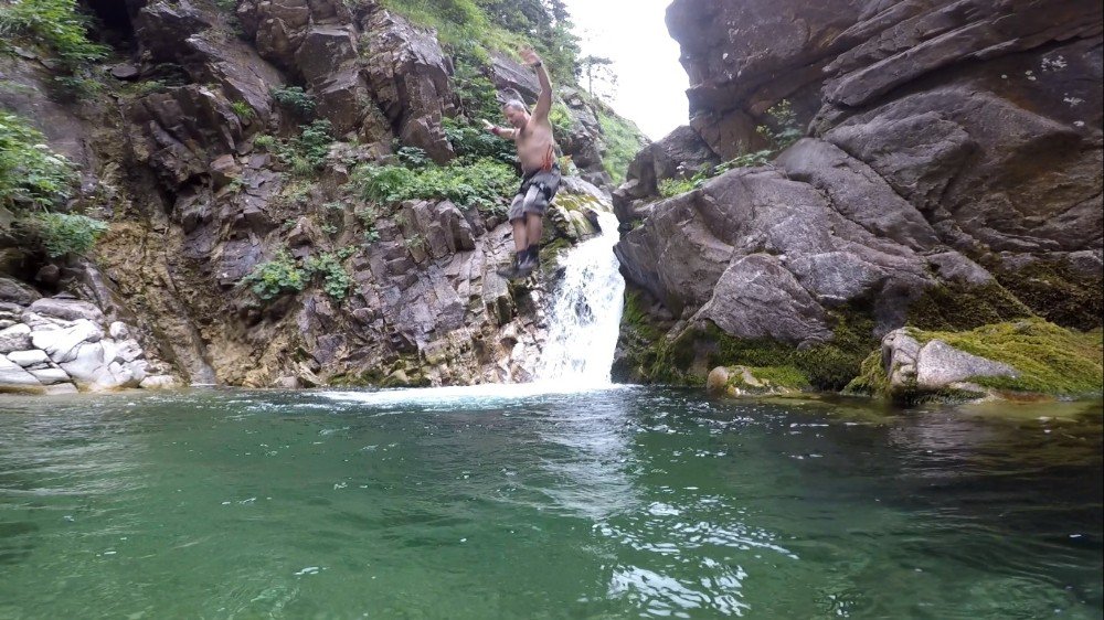 40 derece sıcaktan kaçıp kendilerini şelaleye attılar