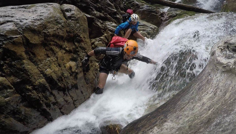 40 derece sıcaktan kaçıp kendilerini şelaleye attılar