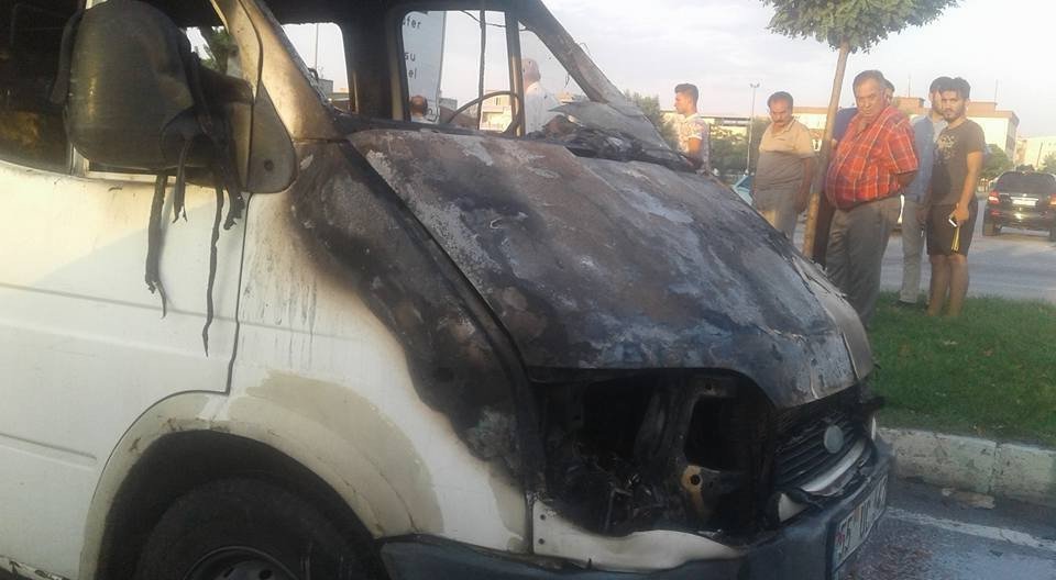 Minibüs seyir halindeyken alev alev yandı