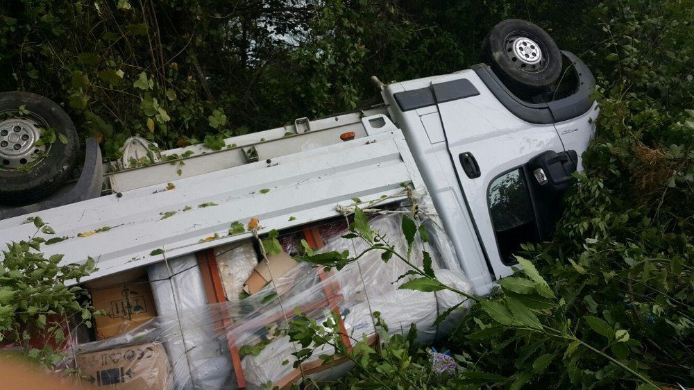 Kastamonu’da kontrolden çıkan kamyon şarampole devrildi