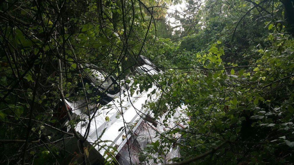 Kastamonu’da kontrolden çıkan kamyon şarampole devrildi