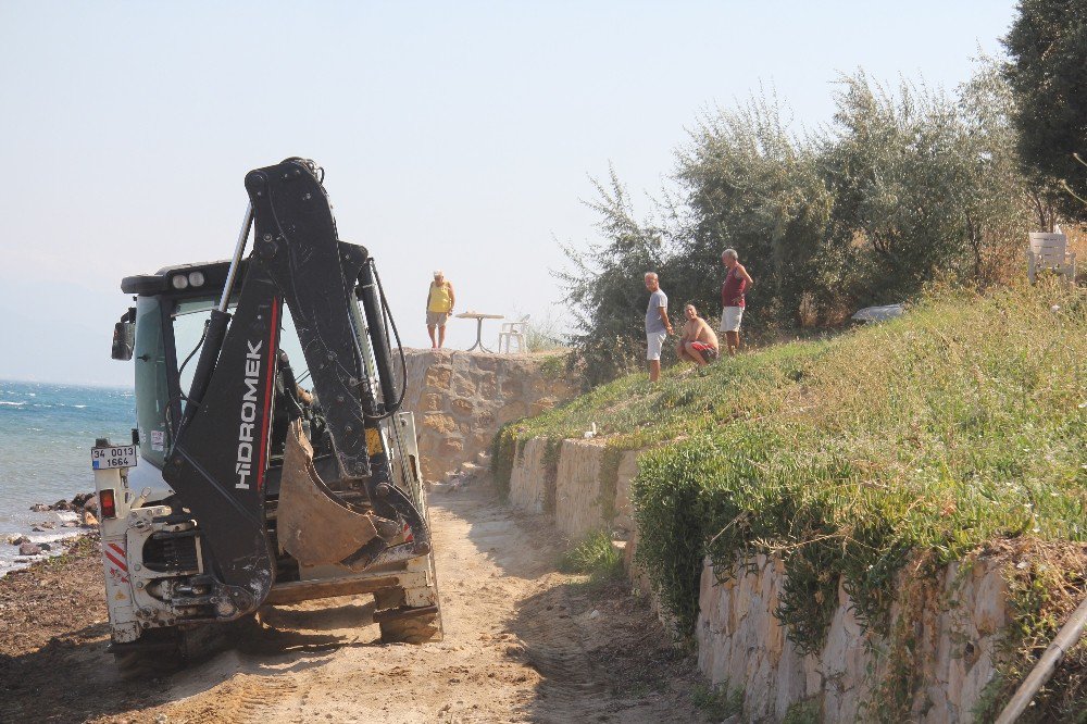 Burhaniye’de belediye deniz temizliğine aralıksız devam ediyor