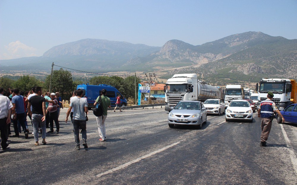 Yaşlı kadın trafik kazasında öldü, vatandaşlar yolu trafiğe kapadı