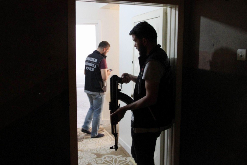 Diyarbakır’da uyuşturucu tacirlerine şafak operasyonu: 5 gözaltı
