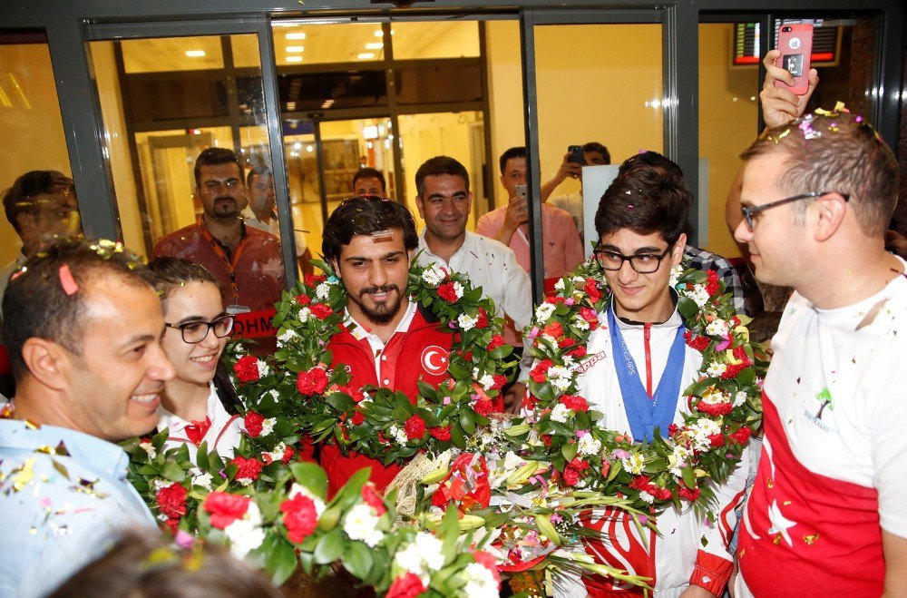 Dünya şampiyonuna havalimanında davullu zurnalı karşılama