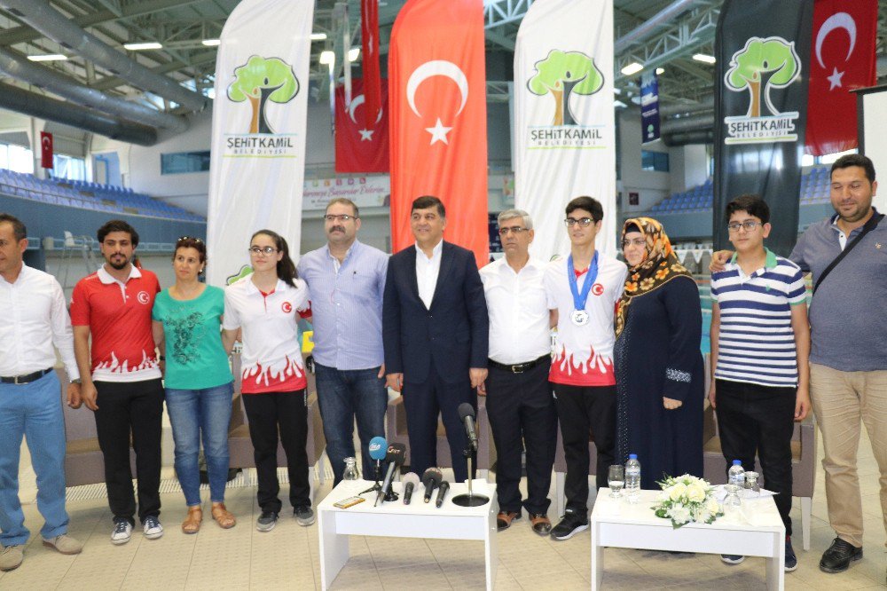 Şampiyon sporcu basının karşısına çıktı