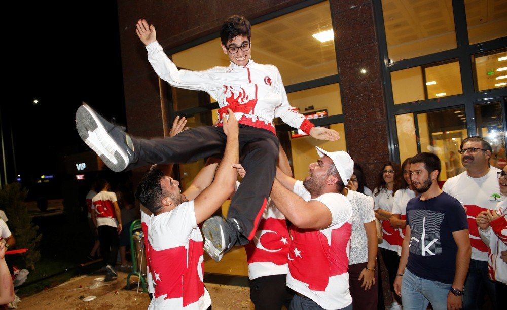 Dünya şampiyonuna havalimanında davullu zurnalı karşılama