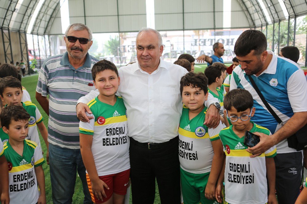 Erdemli Belediyesi’nden minik sporculara malzeme desteği