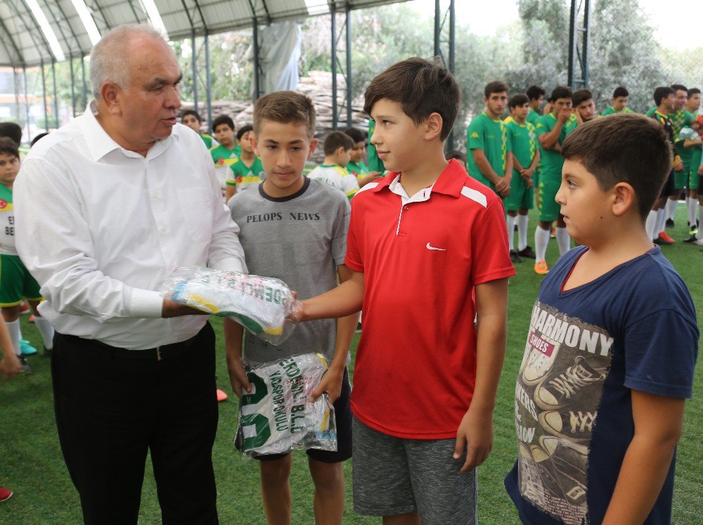 Erdemli Belediyesi’nden minik sporculara malzeme desteği