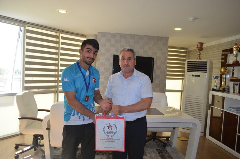 Erzurum Gençlik Hizmetleri ve Spor İl Müdürü Taşkesenligil, şampiyonları ödüllendirdi