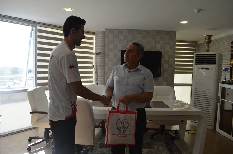 Erzurum Gençlik Hizmetleri ve Spor İl Müdürü Taşkesenligil, şampiyonları ödüllendirdi