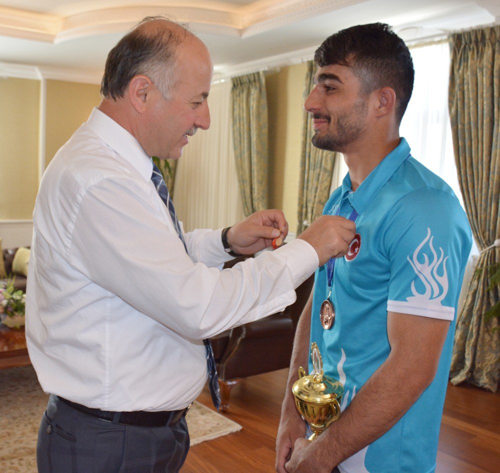 Vali Azizoğlu, başarılı sporcuları ödüllendirdi