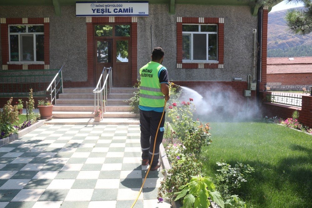 İnönü Belediyesi cami bahçelerini haşerelerden arındırılıyor