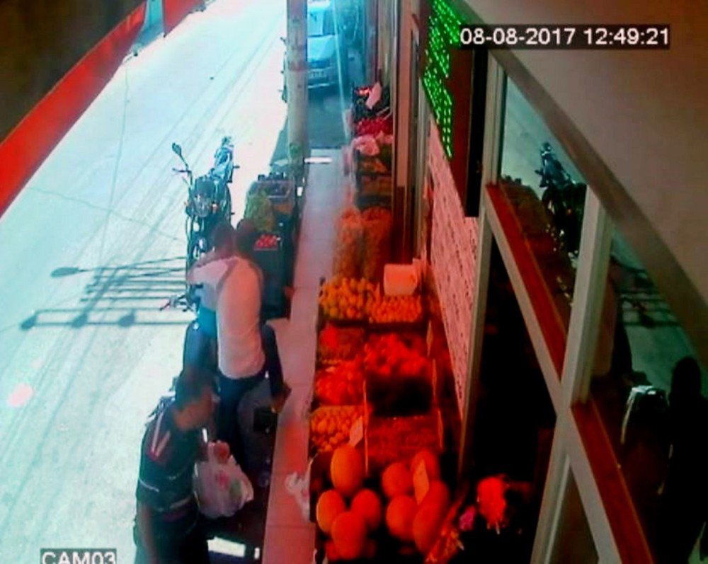 Oğlunu korumaya çalışırken vurulan baba güvenlik kamerasında