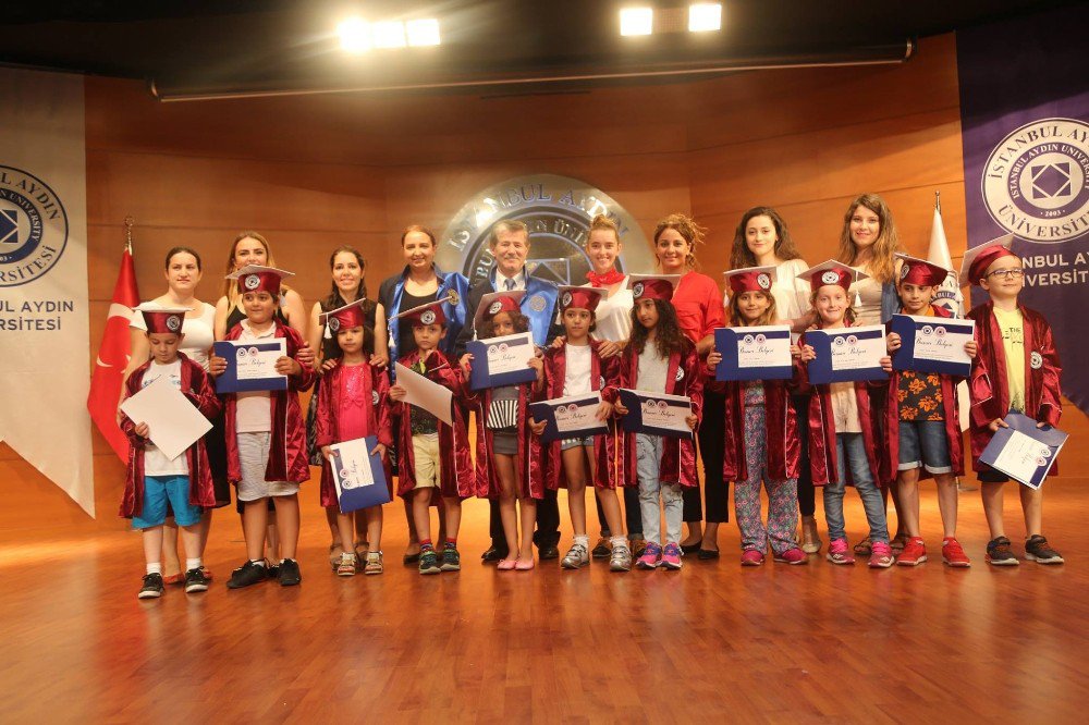 İAÜ Çocuk Üniversitesi’nde mezuniyet heyecanı